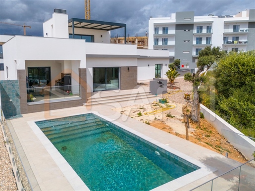 Nouvelle villa de 3+1 chambres avec piscine et jardin, située dans la ville de Loulé !