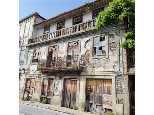 Moradia senhorial com 3 pisos, para restaurar, vista Rio Douro