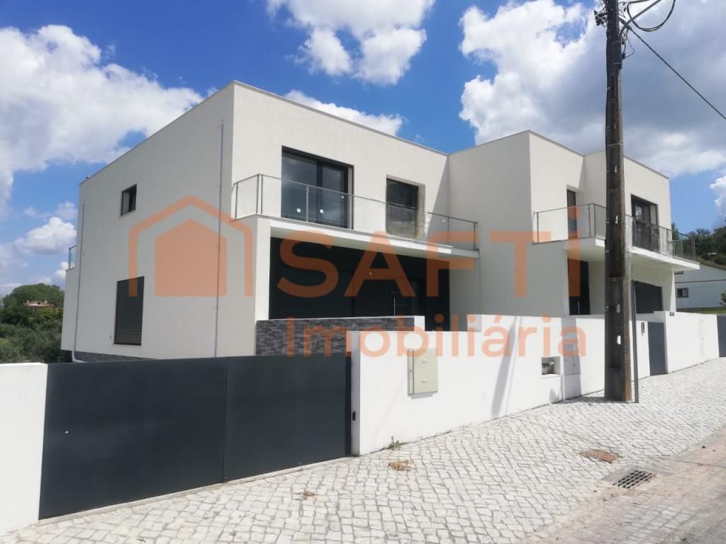 Casa adosada de 4 dormitorios en Ourém