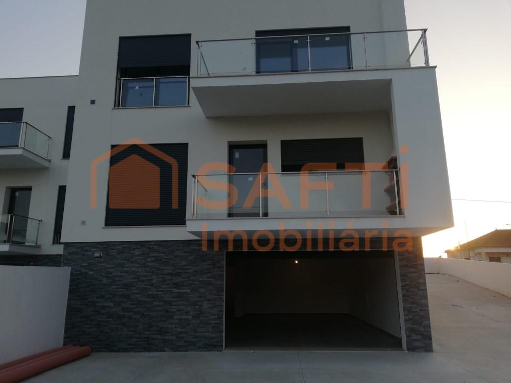 Casa adosada de 4 dormitorios en Ourém
