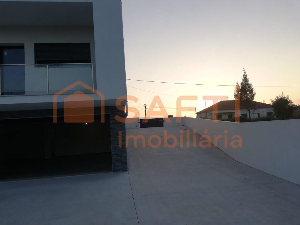Casa adosada de 4 dormitorios en Ourém