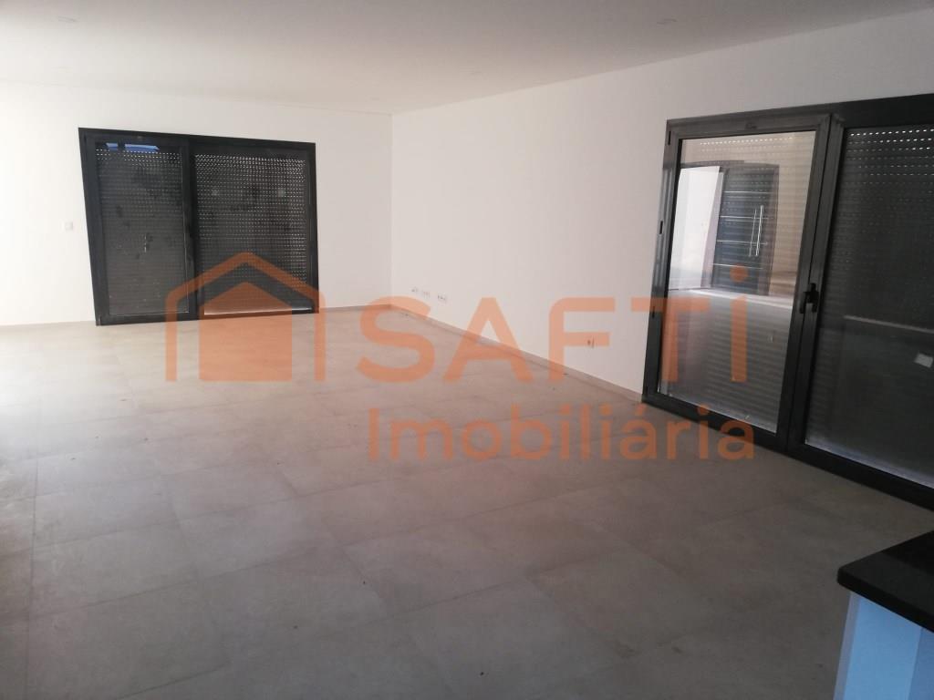 Casa adosada de 4 dormitorios en Ourém