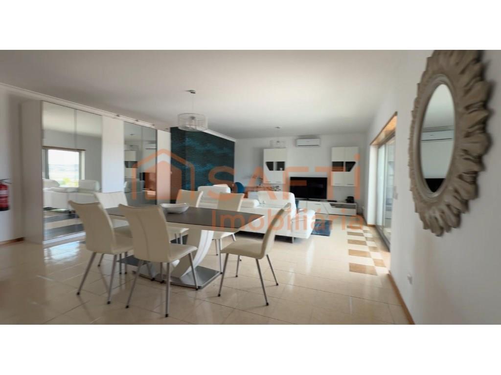Excepcional piso T3, residencia con 2 ascensores, parking privado vigilado