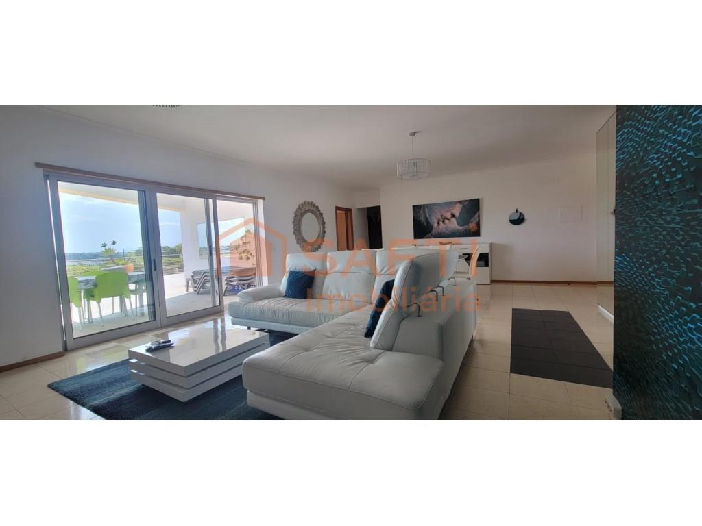 Excepcional piso T3, residencia con 2 ascensores, parking privado vigilado