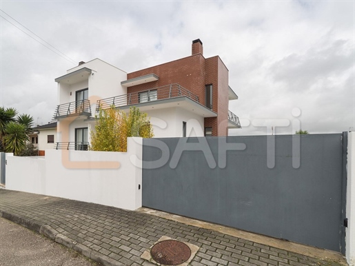 Detached house T5 with basement and 1st floor in Marrazes e Barosa, Leiria