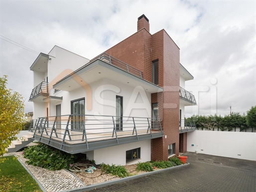 Einfamilienhaus T5 mit Keller und 1. Stock in Marrazes e Barosa, Leiria