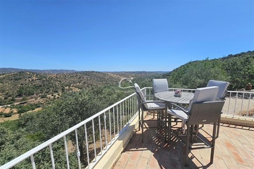 Gepflegte Villa mit 3+1 Schlafzimmern und atemberaubendem Blick über die Landschaft und Meerblick in