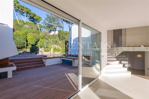 Architect villa for sale in Cap d'Antibes
