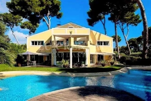 Très belle villa en vente au Cap d'Antibes