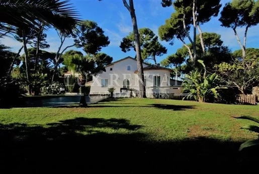 Villa with a flat garden and sea view in Cap d'Antibes