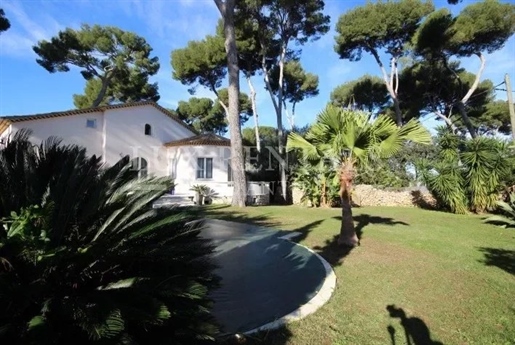 Villa with a flat garden and sea view in Cap d'Antibes