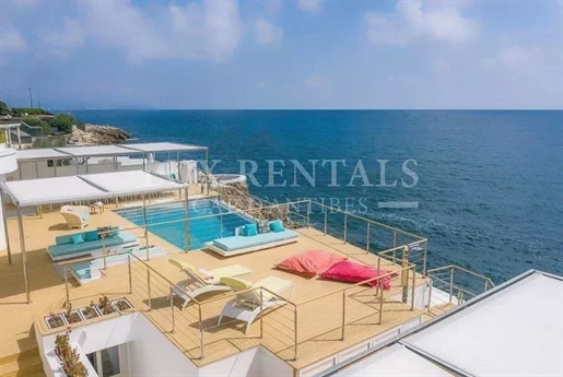 Villa flottante moderne avec piscine et vue panoramique sur la mer