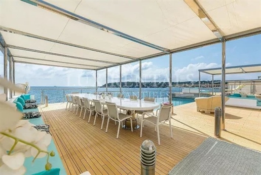 Villa flottante moderne avec piscine et vue panoramique sur la mer