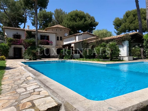 Nice provençal villa with pool and sea view