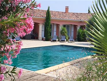 Красивая вилла с бассейном, площадкой для игры в петанк и джакузи на юге Франции 