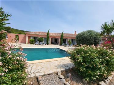 Belle villa avec piscine, terrain de pétanque et jacuzzi dans le sud de la France 