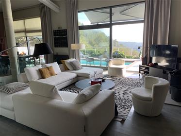 Magnificent contemporary villa with sea view
