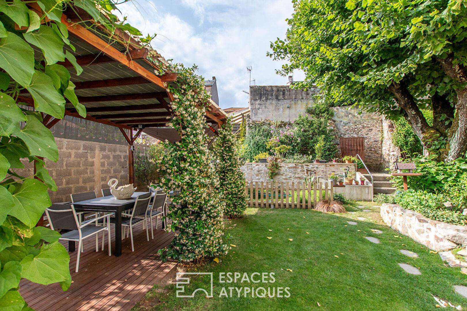 Family residence or investment: 4 houses with gardens and garages in the hypercentre of Les Sables d