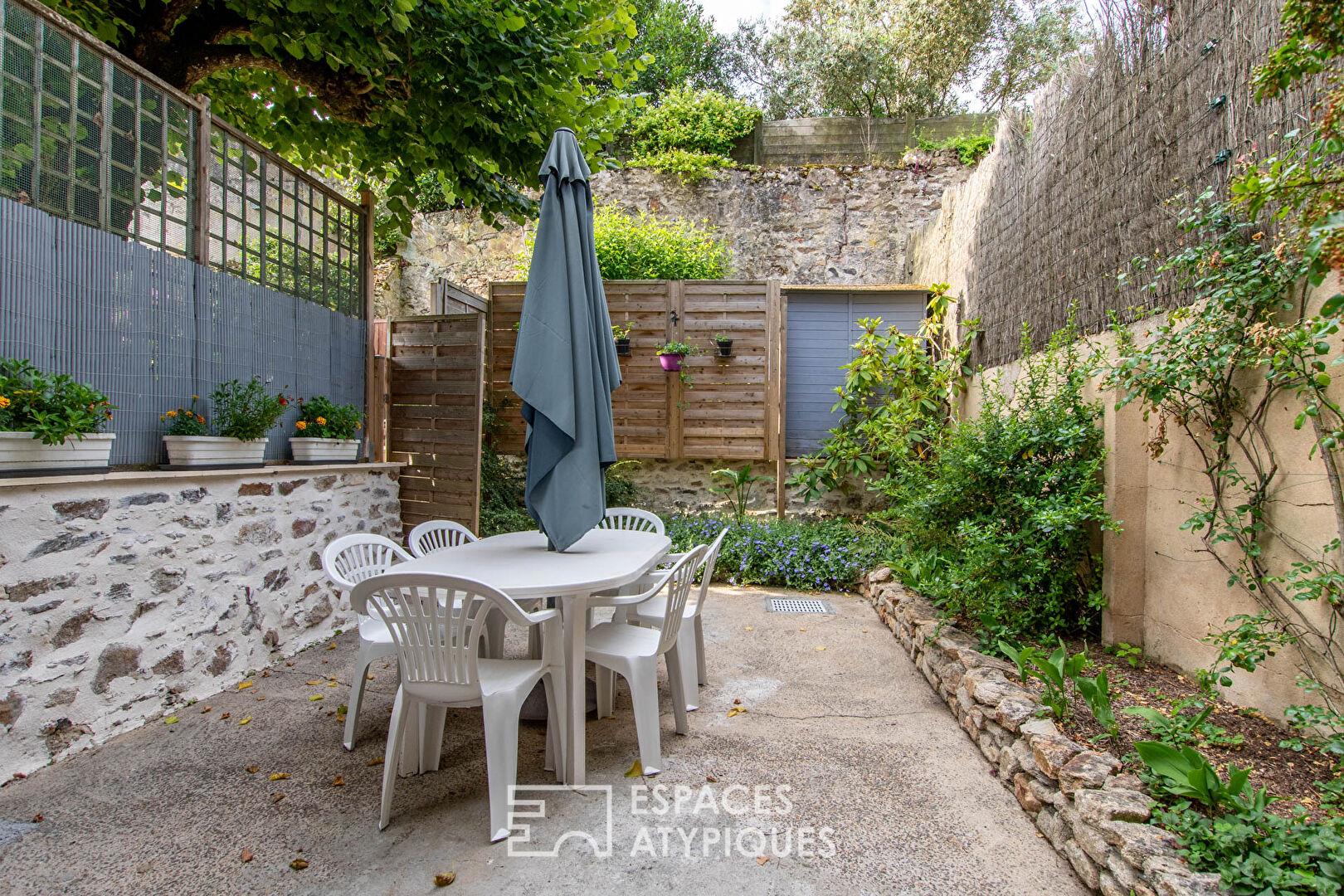 Family residence or investment: 4 houses with gardens and garages in the hypercentre of Les Sables d