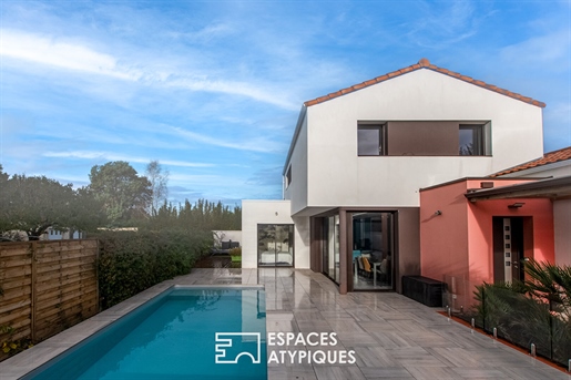 Elegant contemporary villa with bright spaces near the ocean
