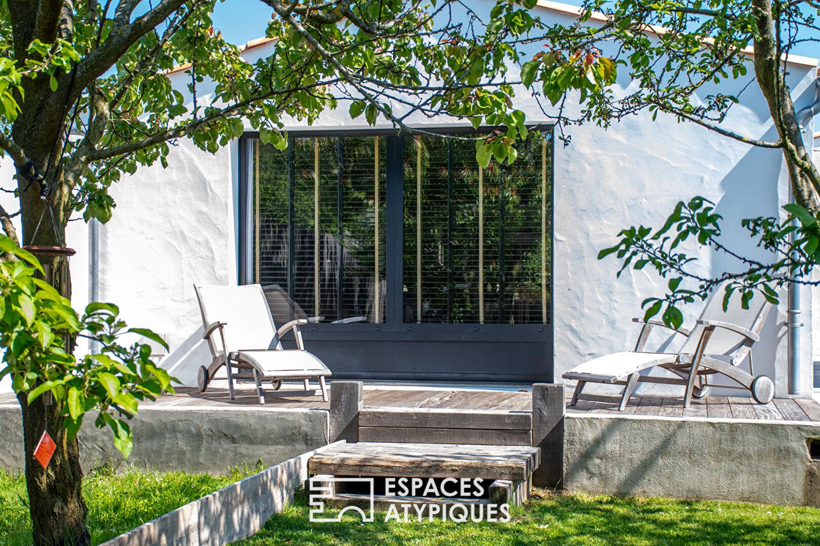 Maison de style industriel avec jacuzzi et terrasses