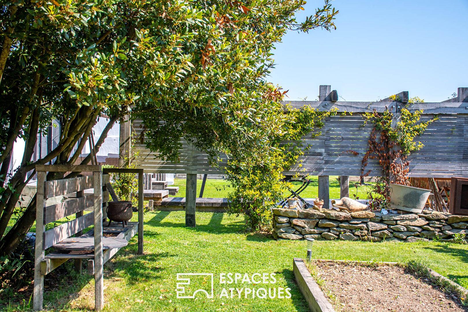 Maison de style industriel avec jacuzzi et terrasses