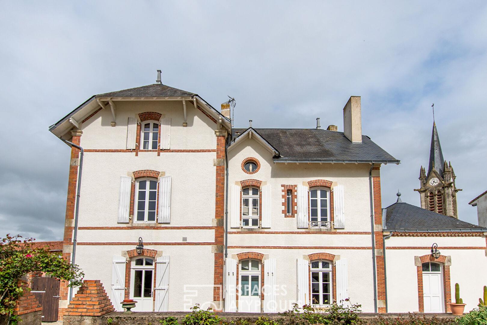 Historic property with swimming pool between La Roche-sur-Yon and Les Sables d'Olonne