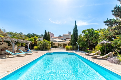 Property in lush parkland with swimming pool