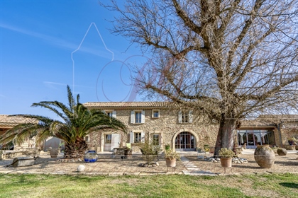 Provençaalse boerderij met zwembad en bijgebouwen