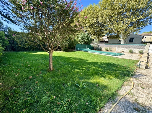 Maison de village avec piscine et garage