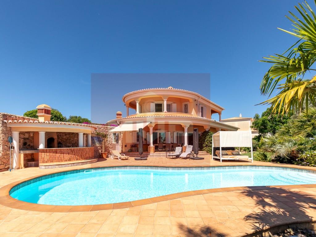 Villa met 3+1 slaapkamer en kantoor in Carvoeiro Sea View op loopafstand van het strand.