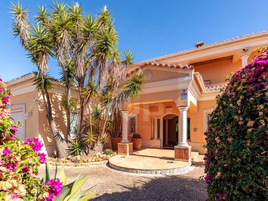 Villa met 3+1 slaapkamer en kantoor in Carvoeiro Sea View op loopafstand van het strand.