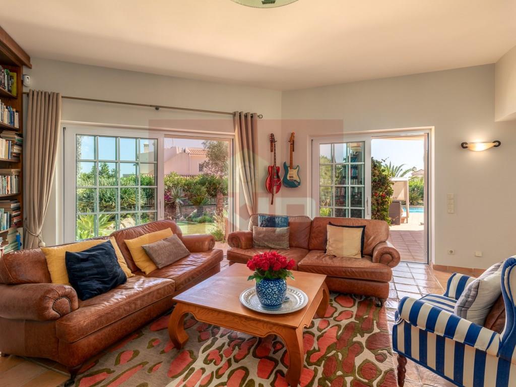 Villa met 3+1 slaapkamer en kantoor in Carvoeiro Sea View op loopafstand van het strand.