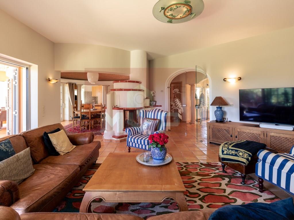 Villa met 3+1 slaapkamer en kantoor in Carvoeiro Sea View op loopafstand van het strand.