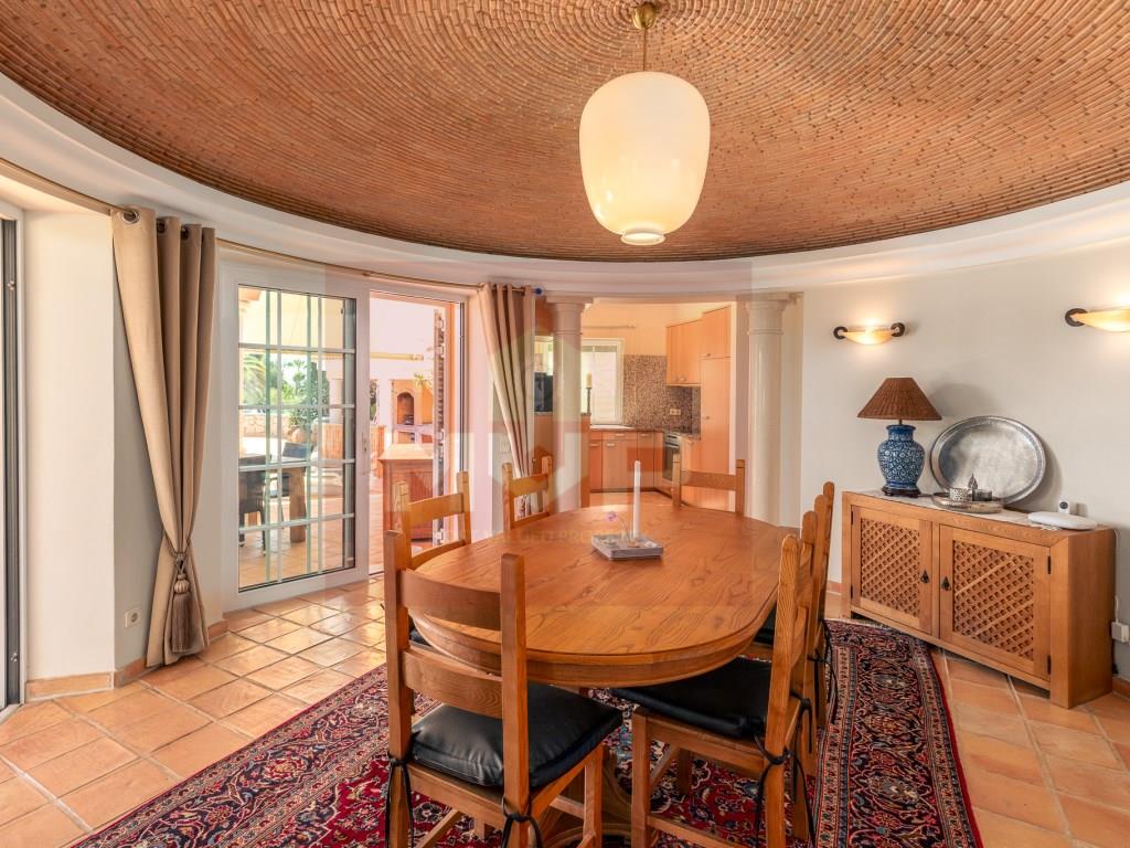 Villa met 3+1 slaapkamer en kantoor in Carvoeiro Sea View op loopafstand van het strand.