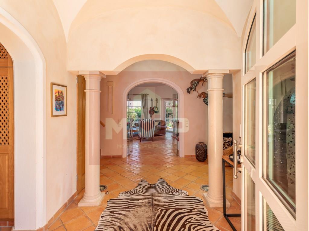 Villa met 3+1 slaapkamer en kantoor in Carvoeiro Sea View op loopafstand van het strand.