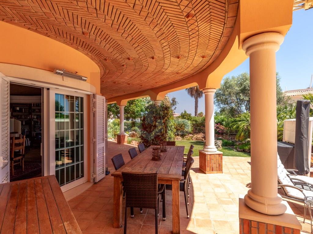 Villa met 3+1 slaapkamer en kantoor in Carvoeiro Sea View op loopafstand van het strand.