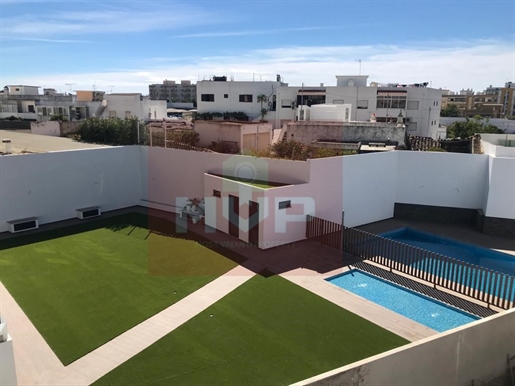 T2 in enclosed condominium with swimming pool and private parking, Quelfes