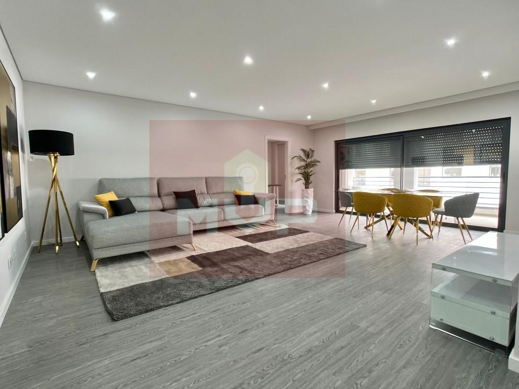 New 4 bedroom apartment with parking and swimming pool Olhão