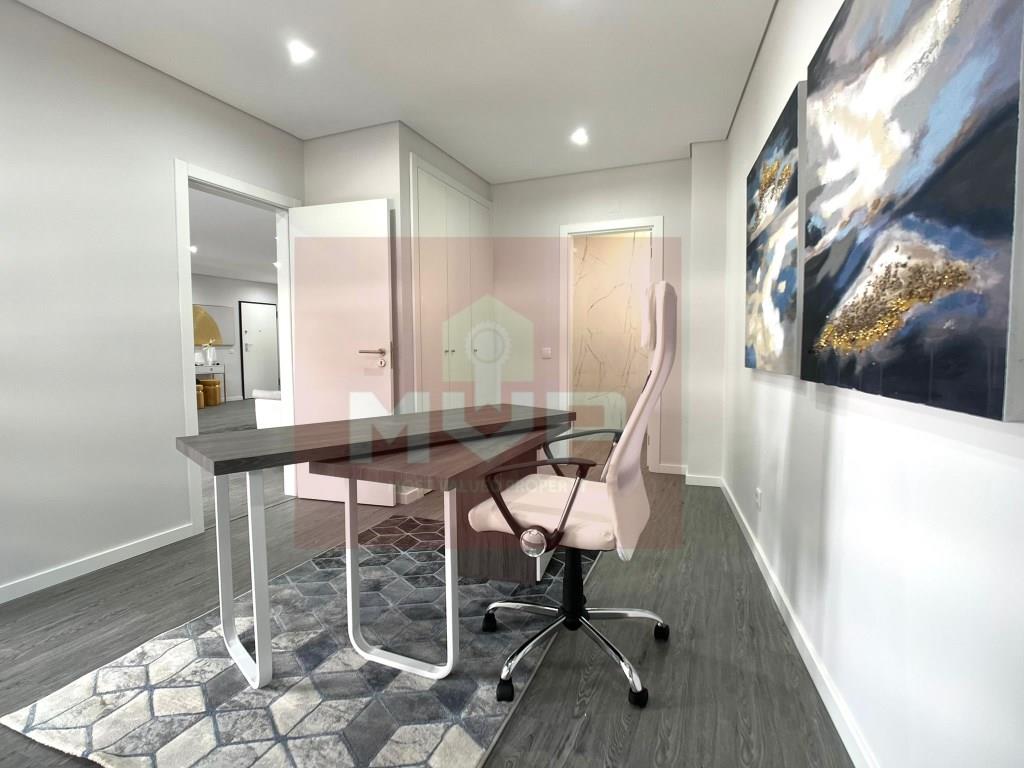 New 4 bedroom apartment with parking and swimming pool Olhão