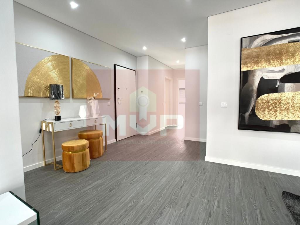 New 4 bedroom apartment with parking and swimming pool Olhão