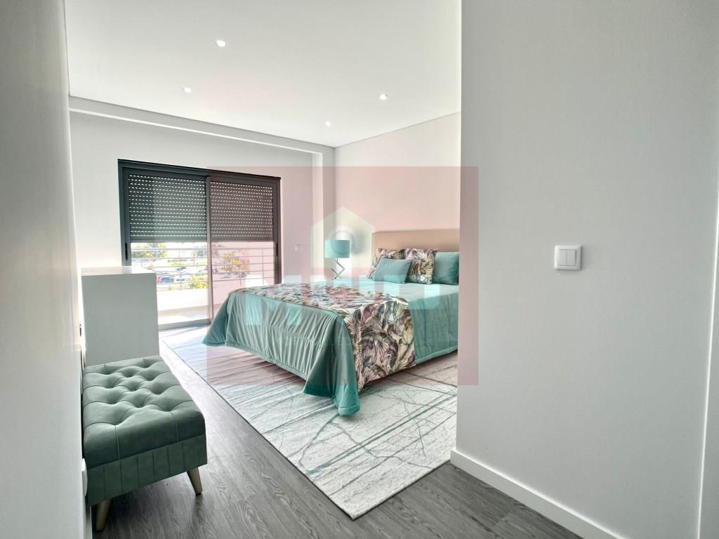 New 4 bedroom apartment with parking and swimming pool Olhão