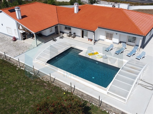 Villa de 4 chambres au rez-de-chaussée avec piscine et terrain rustique