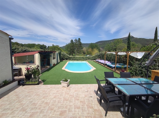 Gelijkvloerse villa met garage, zwembad op een perceel van 1515 m2