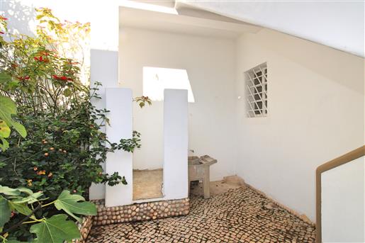 Moradia T4 renovada com enorme jardim e garagem, à beira-rio, no centro de Portimão