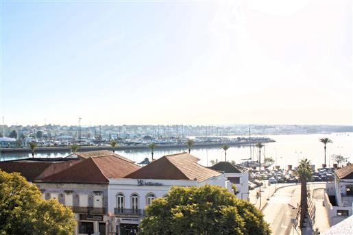T2+1 duplex with panoramic views over the river in the historic center of Portimão