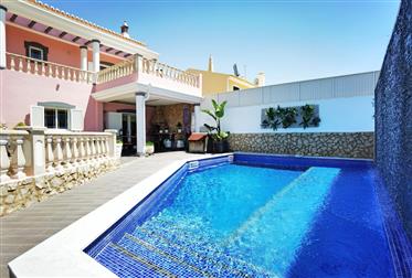 Villa isolada V3 com garagem e piscina na Bela Vista Ferragudo