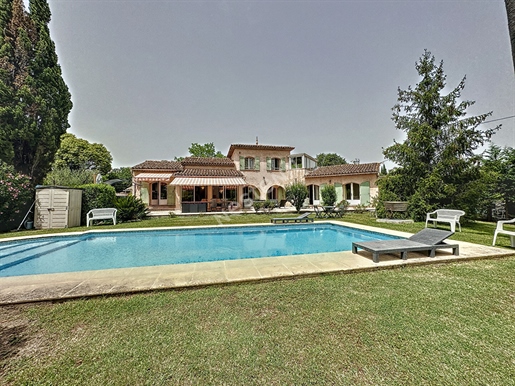 Maison en 2 logements à Grasse, 8 pièces 250 m2, terrain 2672 m², piscine