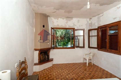 (למכירה) בית צמוד קרקע || מחוז מגנזיה/אלמירוס - 90 מ"ר, 2 חדרי שינה, 45.000€