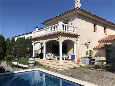 2 semi-detached houses with 1 swimming pool near the center